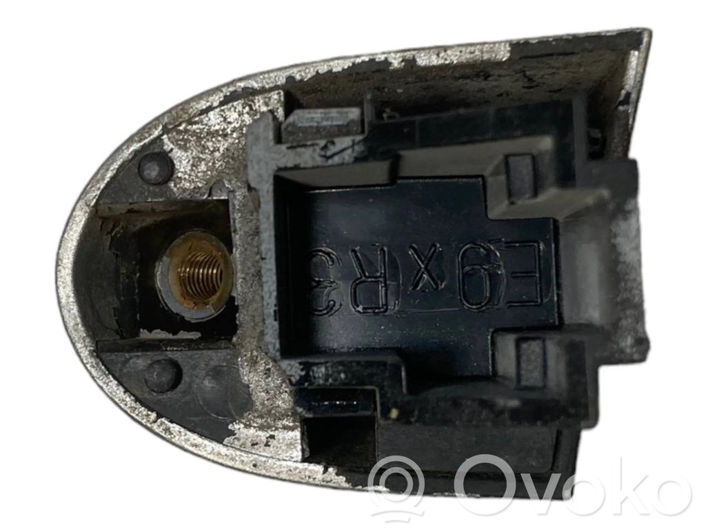 Aizmugurē durvju roktura vāciņš