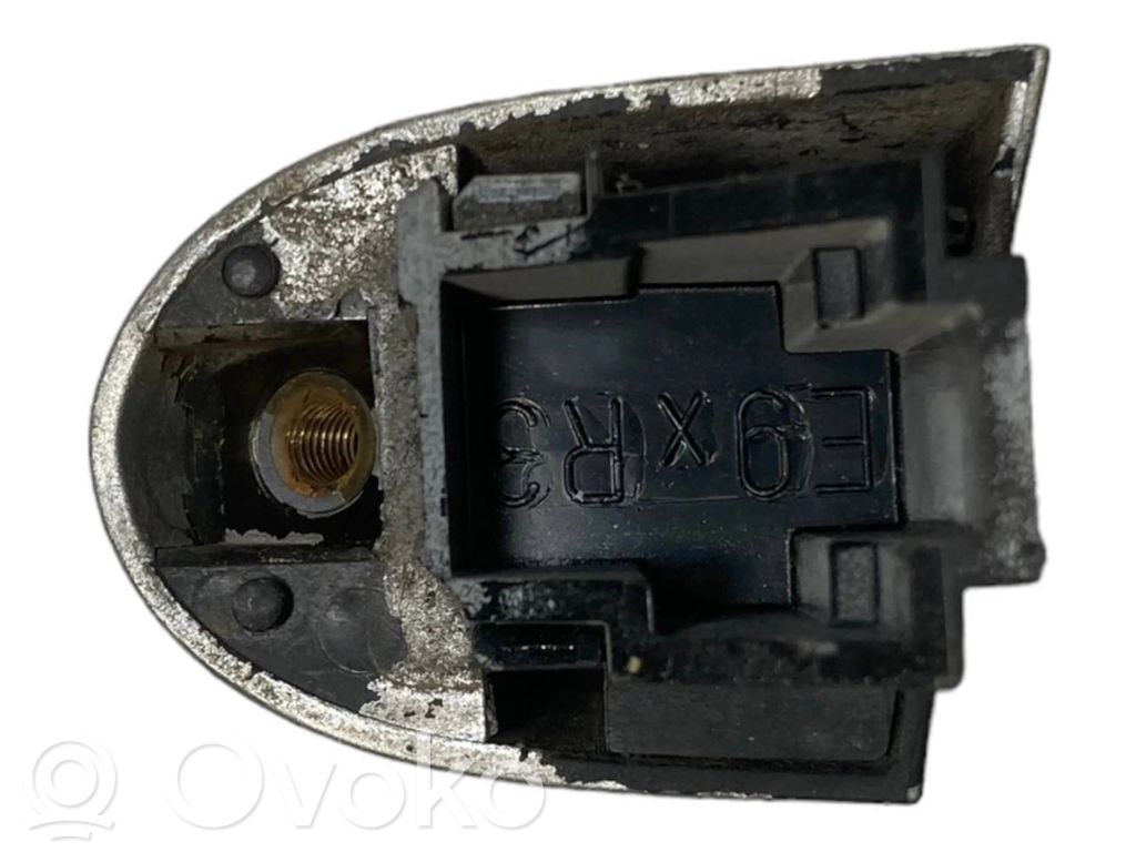 Aizmugurē durvju roktura vāciņš