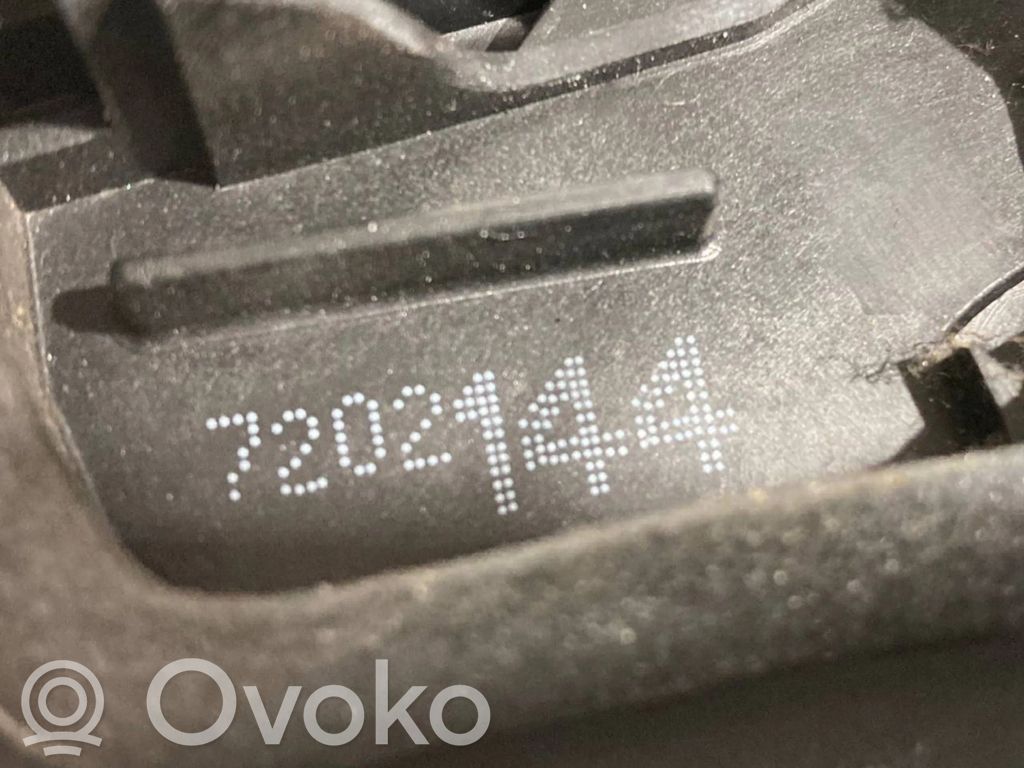 Priekšpusē slēdzene