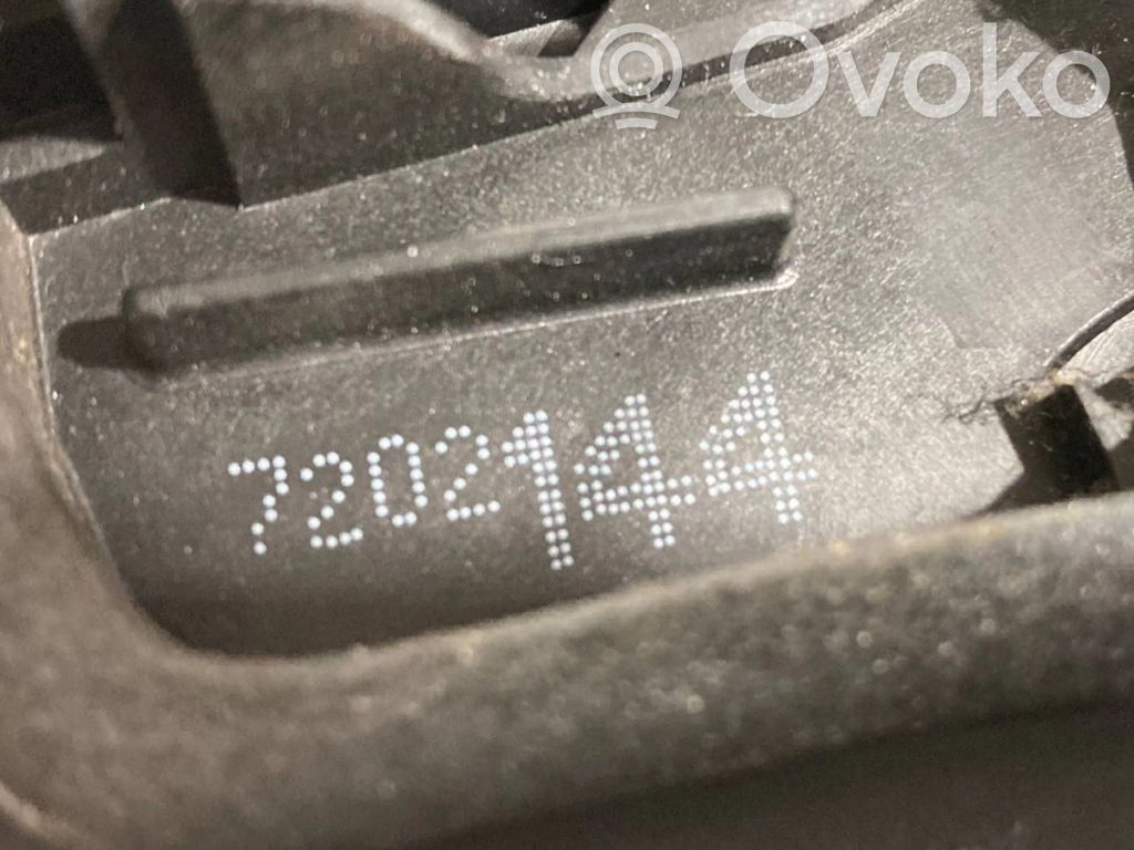Priekšpusē slēdzene