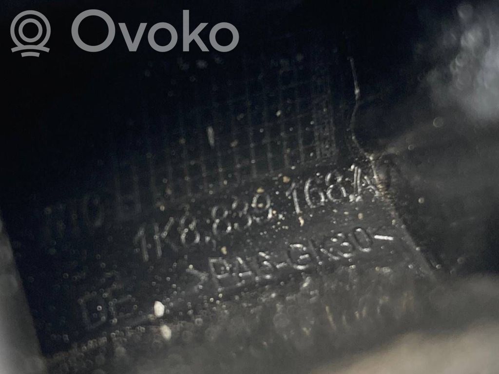 Priekšpusē durvju roktura vāciņš