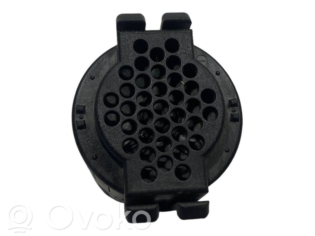 Speaker(s) in front door