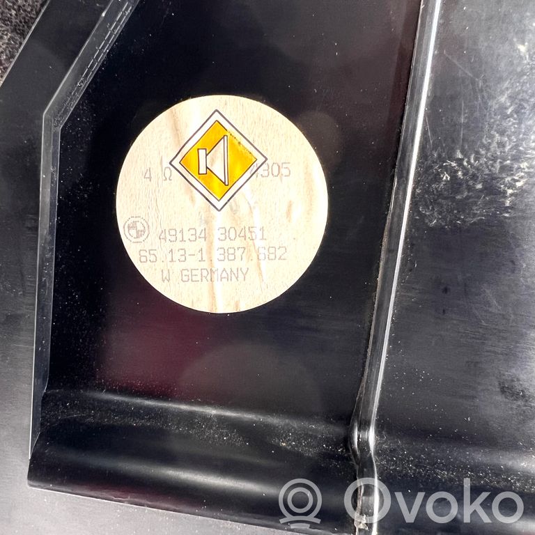 Skaļrunis (-i) aizmugurējā palodzē