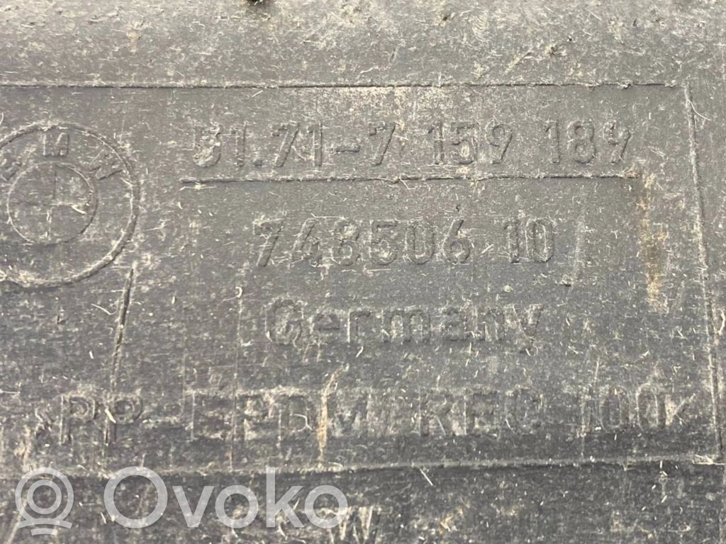 Под защитой двигателя (спереди)