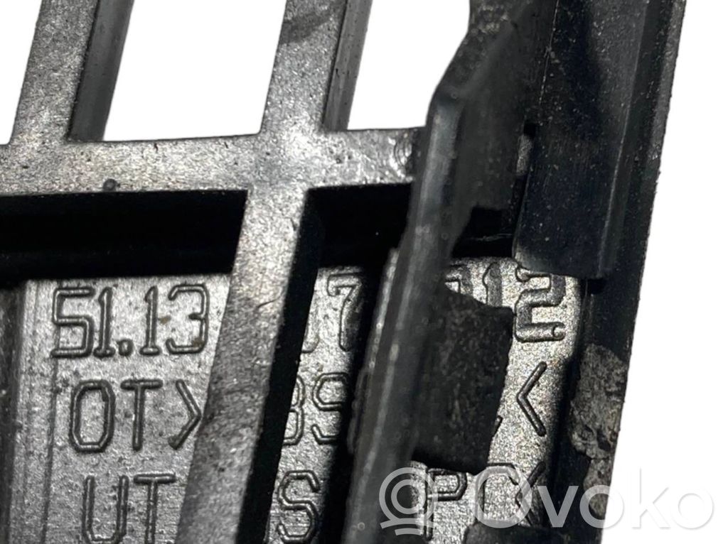 Dzinēja pārsega dekoratīvais režģis