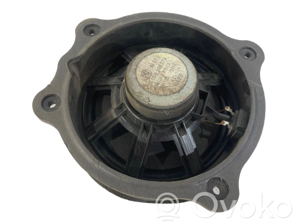 Speaker(s) in front door