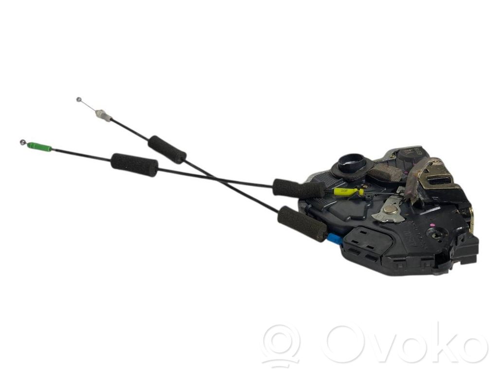 Priekšpusē slēdzene