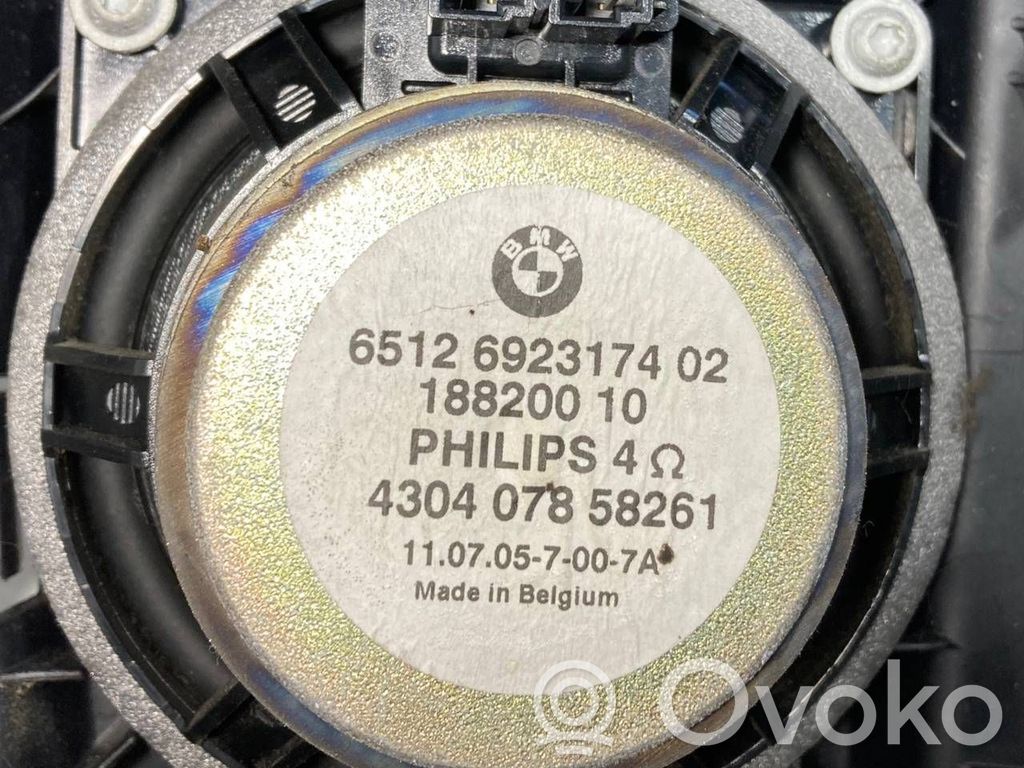 Skaļrunis (-i) aizmugurējā palodzē