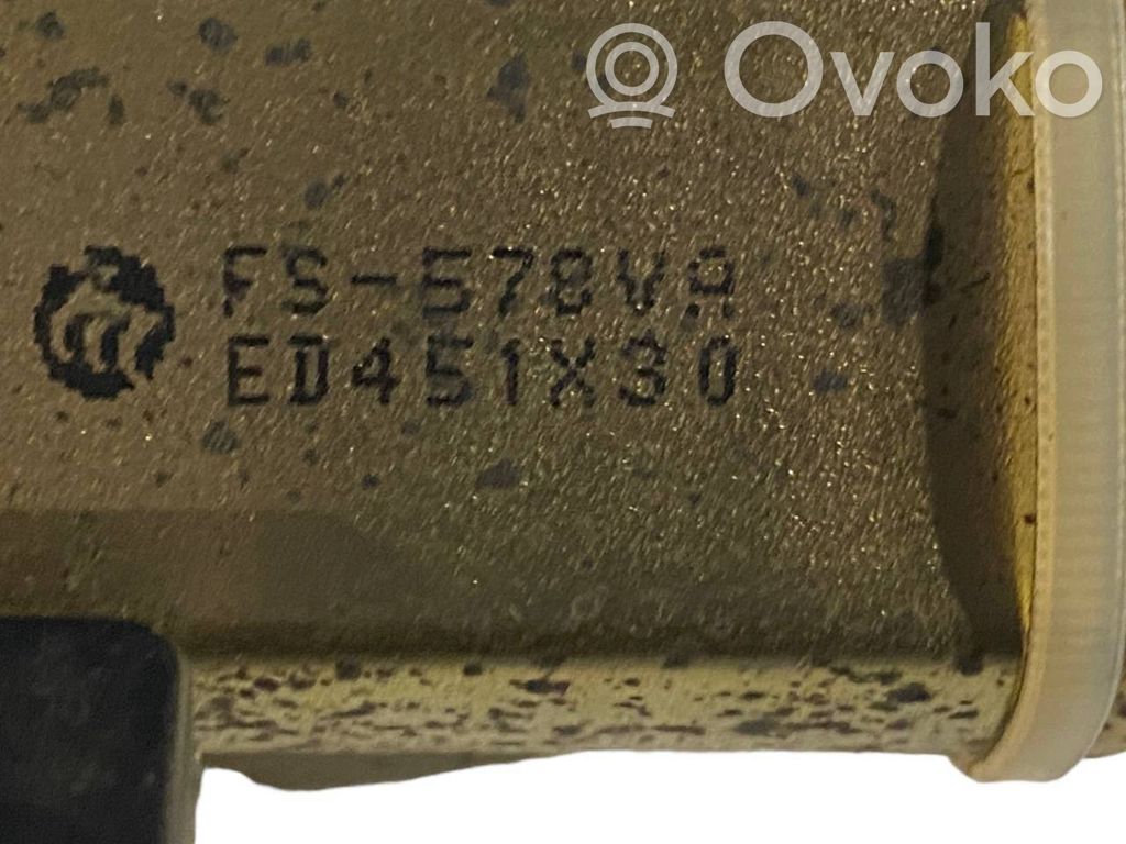 Aizmugurējā pārsega pievilcējs