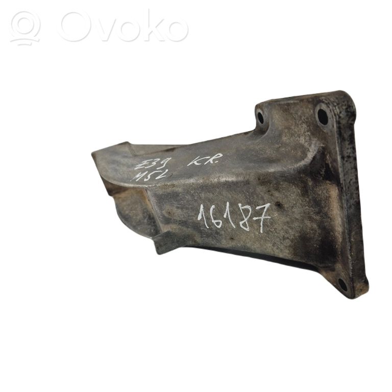 Engine mounting bracket