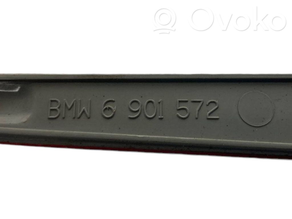 Aizmugurē atstarotājs