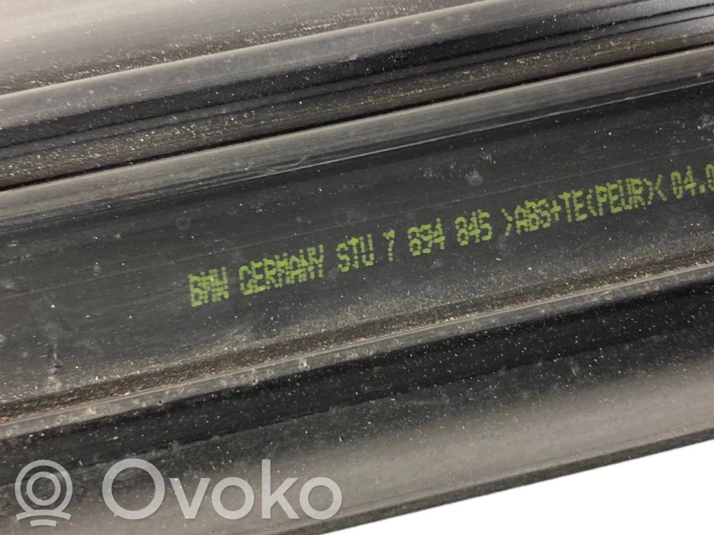 Priekšējā sliekšņa dekoratīvā apdare (iekšējā)