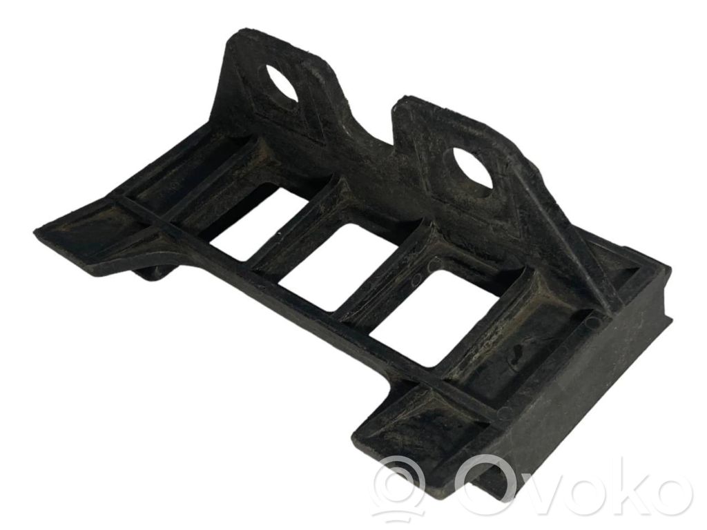 Rear bumper mounting bracket
