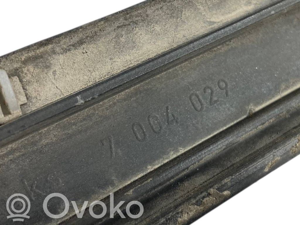 Priekšpusē durvju dekoratīvā apdare (moldings)