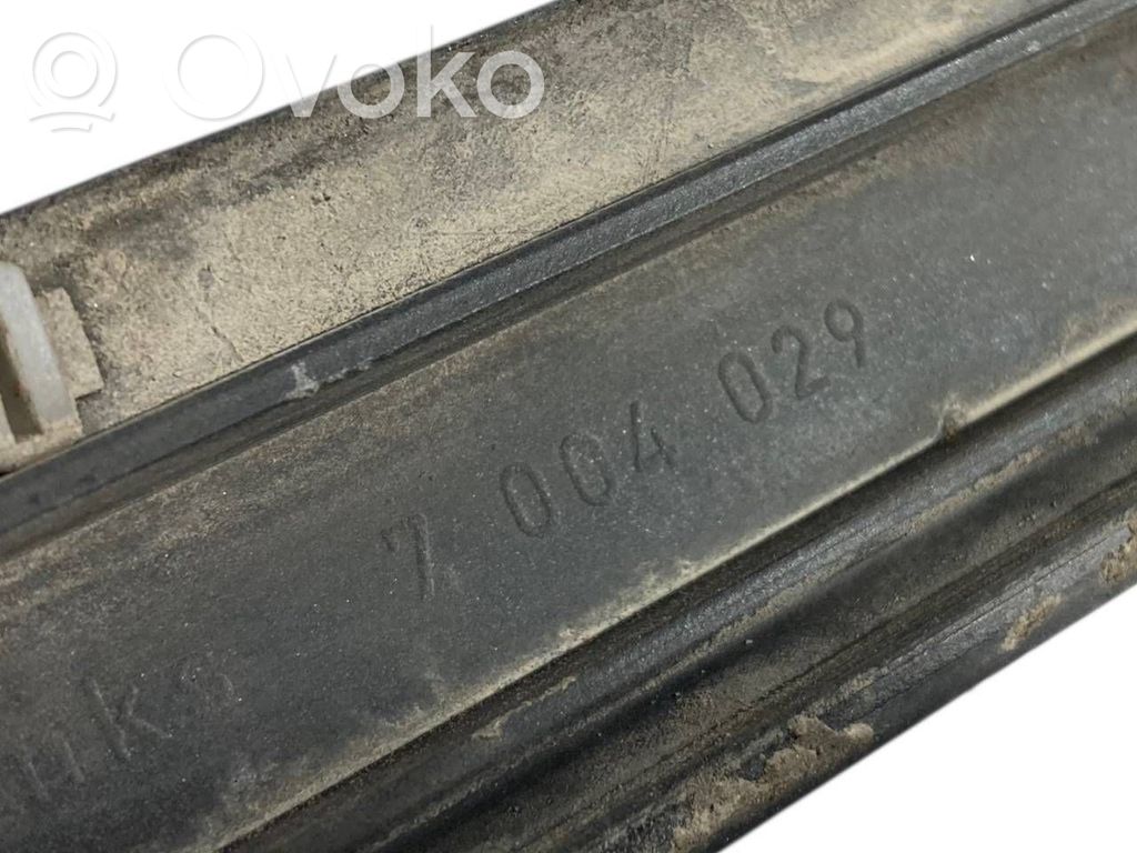 Priekšpusē durvju dekoratīvā apdare (moldings)