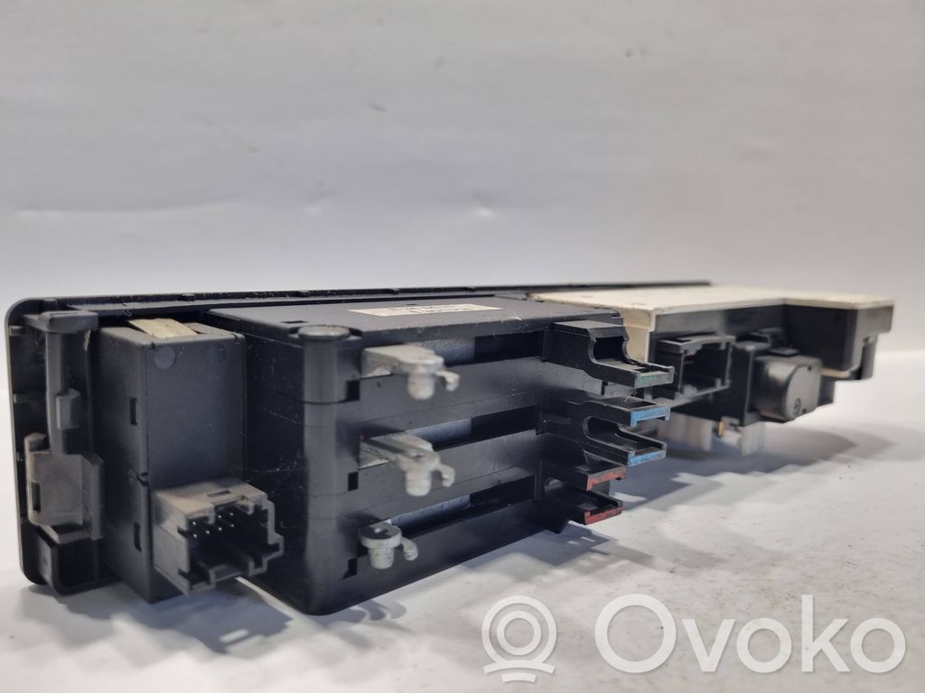 Air conditioning / climate control / interior heating control unit (in the passenger compartment)
