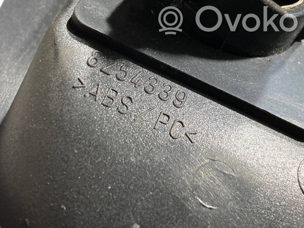 12 V ligzda (aizmugure)