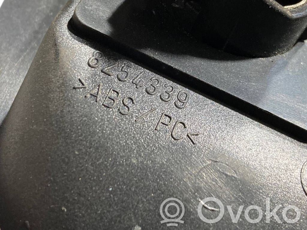 12 V ligzda (aizmugure)