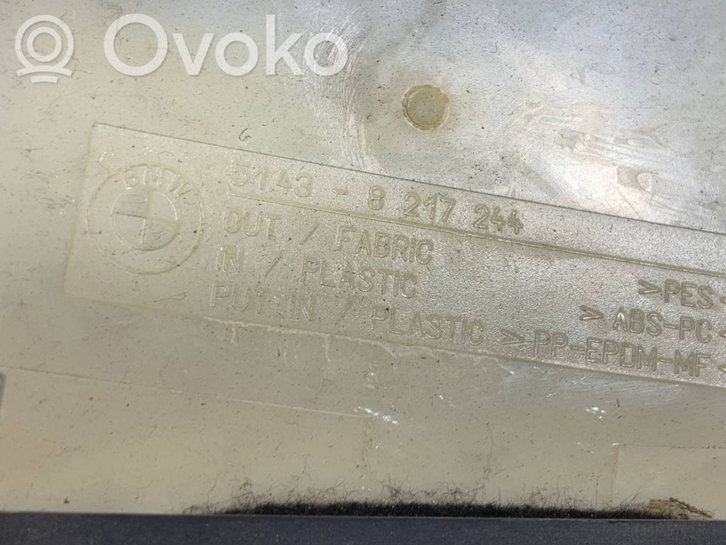 (B) statņa dekoratīvā apdare (augšdaļa)