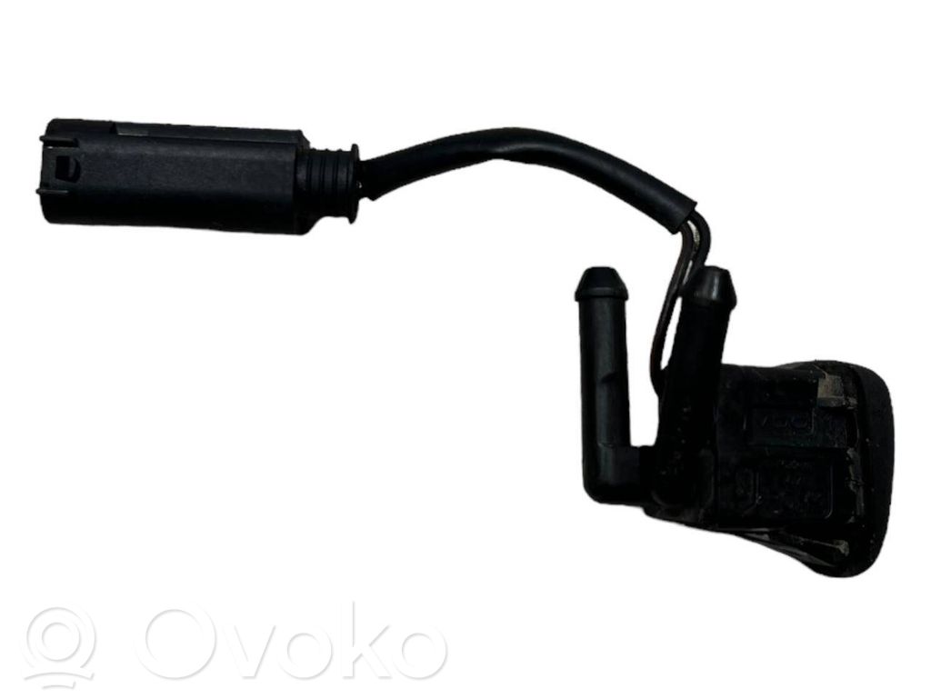 Mazgāšanas šķidruma smidzinātājs (-i) priekšējam logam