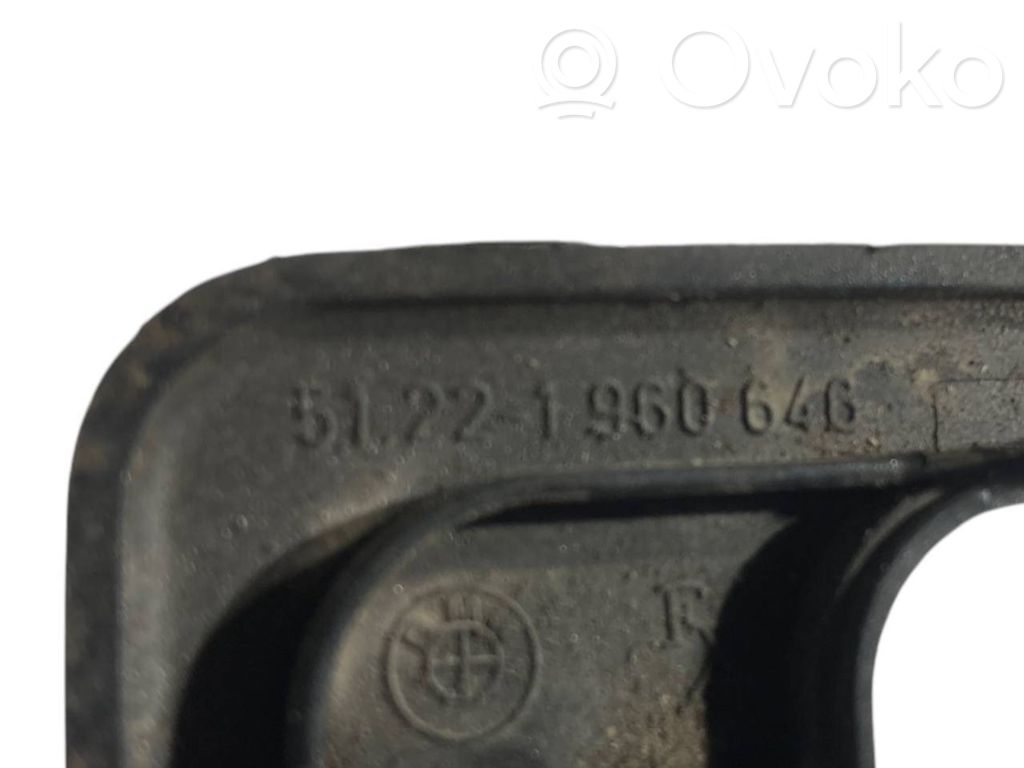 Aizmugurē durvju roktura vāciņš