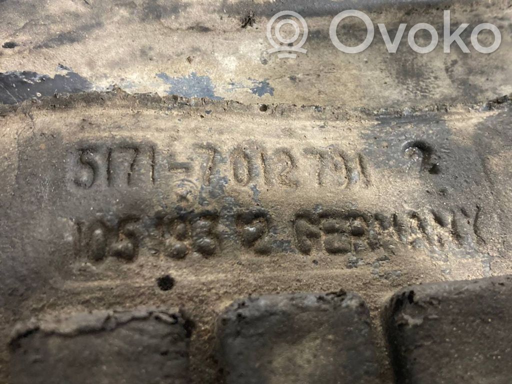 Под защитой двигателя (спереди)