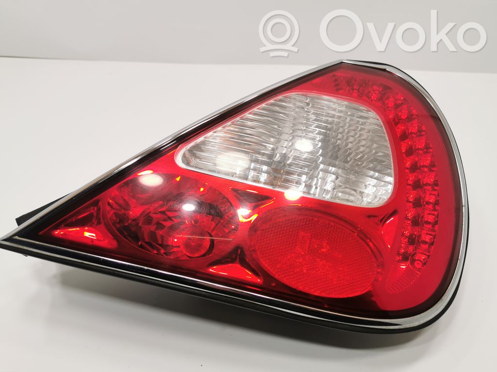 Aizmugurējais lukturis virsbūvē