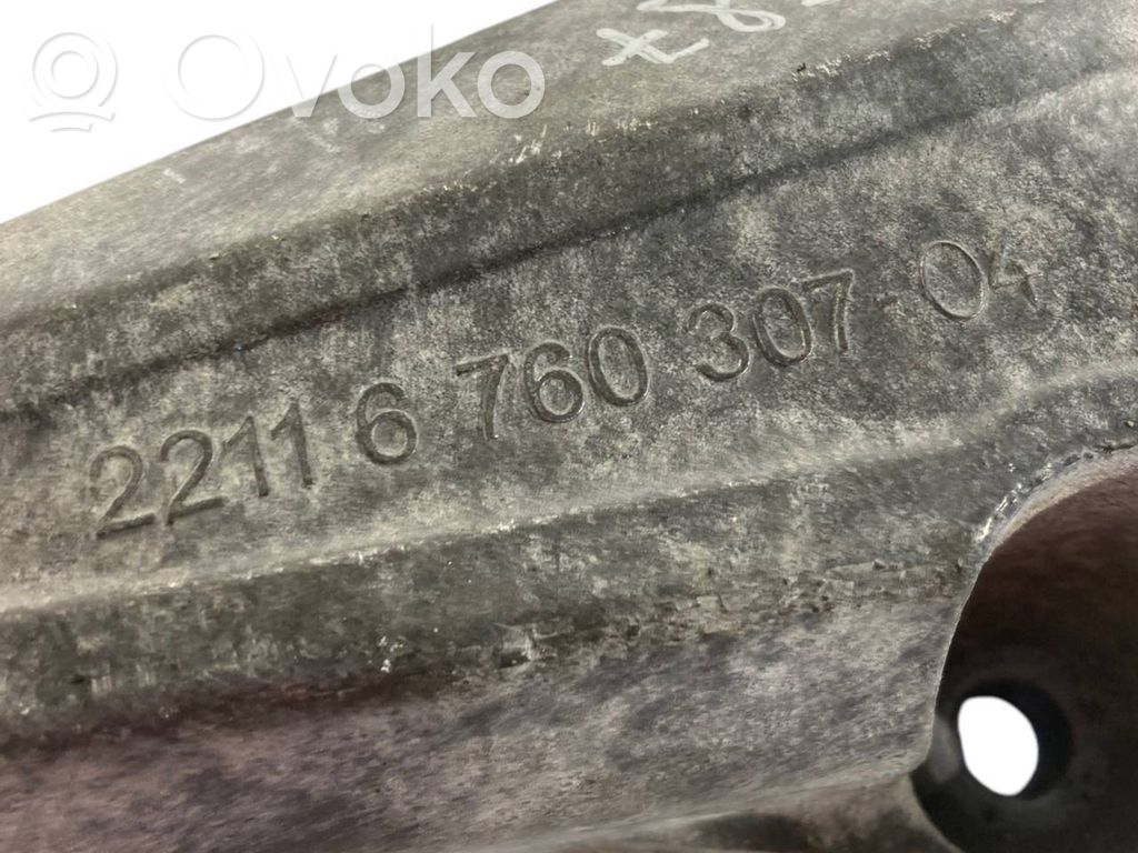 Engine mounting bracket