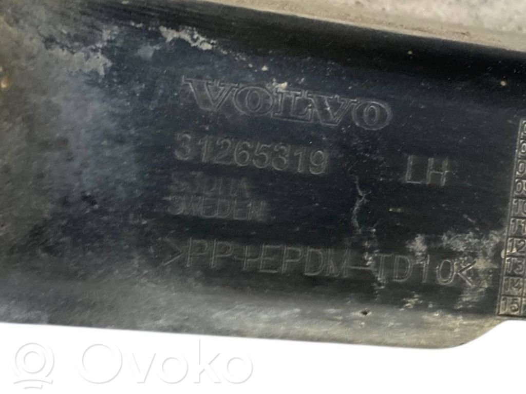 Aizmugurējā virsbūves sliekšņa dekoratīvā apdare