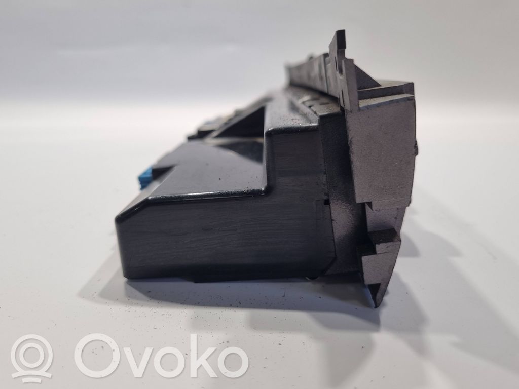 Gaisa kondicioniera / klimata kontroles / salona apsildes vadības bloks (salonā)