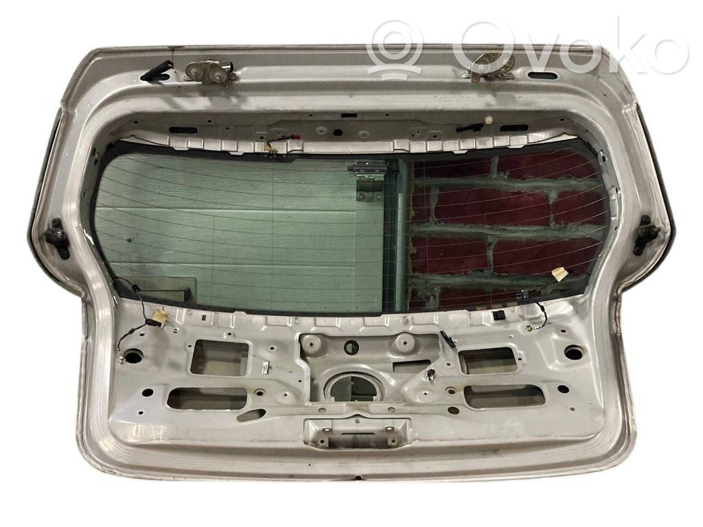 Задняя крышка (багажник)