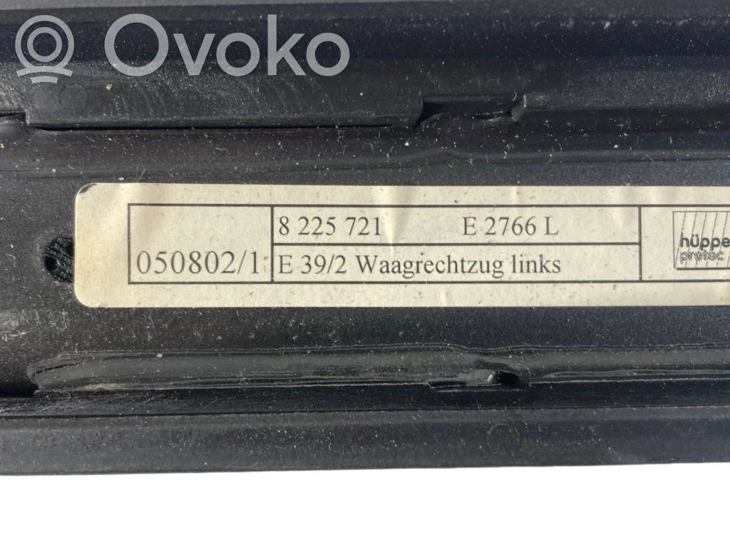 Aizmugurē logu aizkars