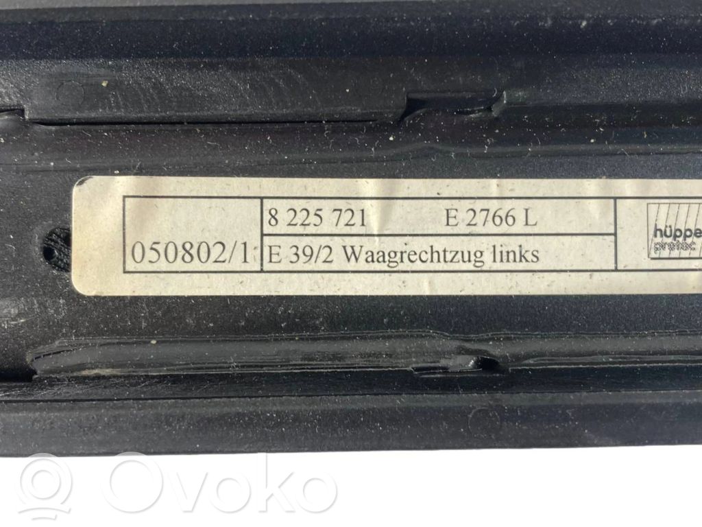 Aizmugurē logu aizkars