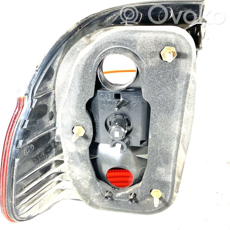 Aizmugurējais lukturis virsbūvē