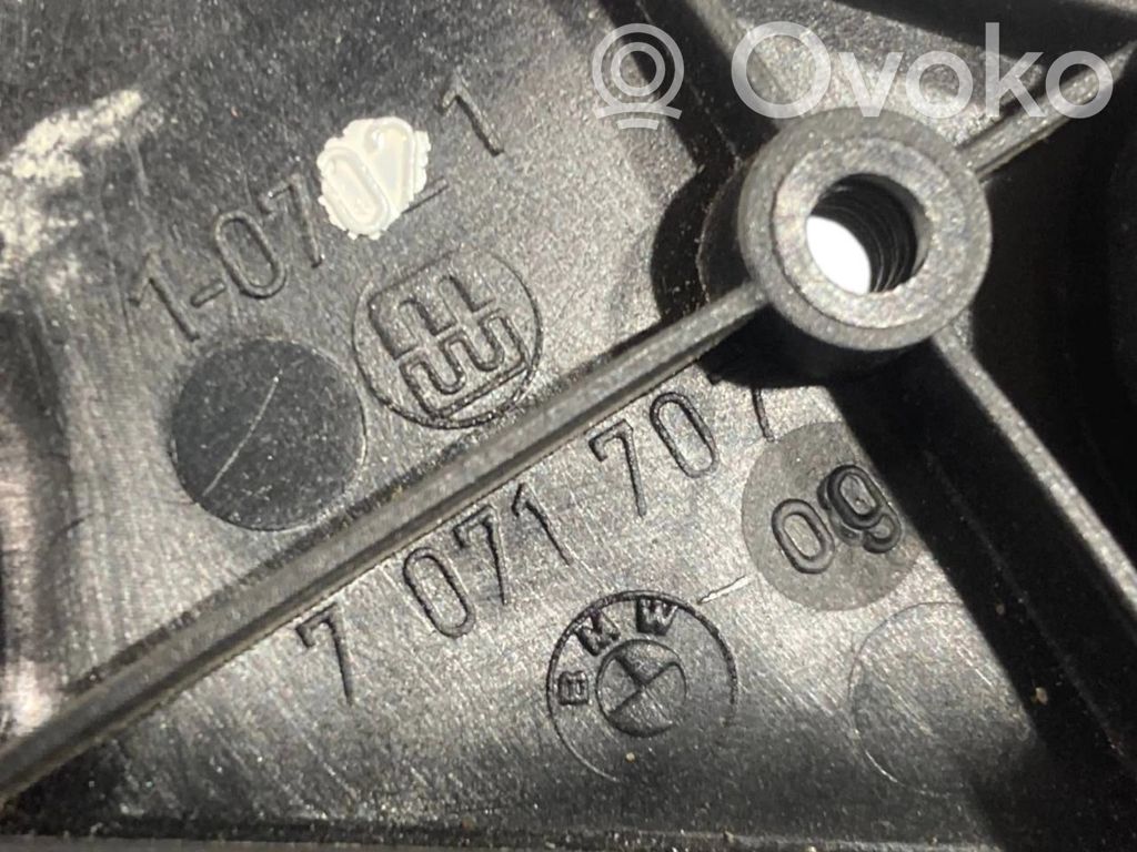 Dzinēja pārsega attaisīšanas rokturītis