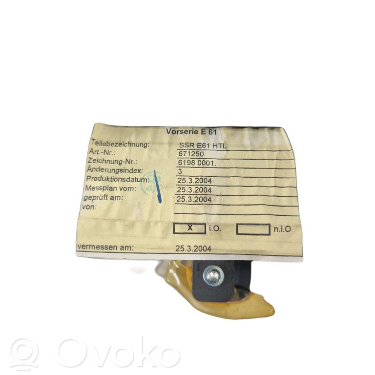 Aizmugurē logu aizkars