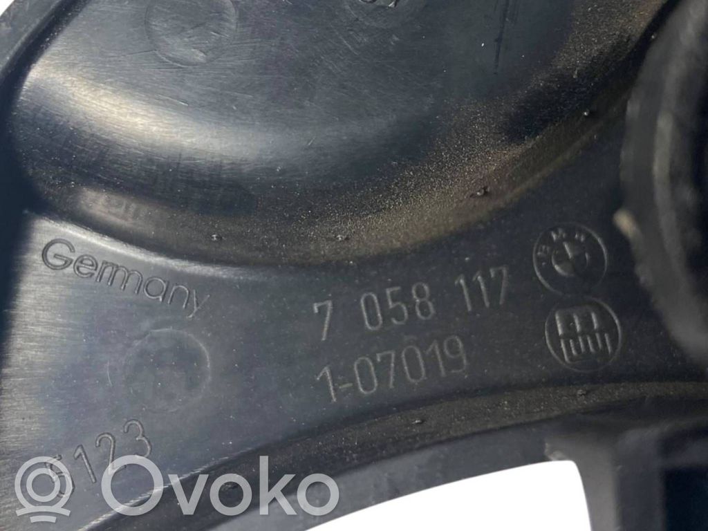 Dzinēja pārsega attaisīšanas rokturītis
