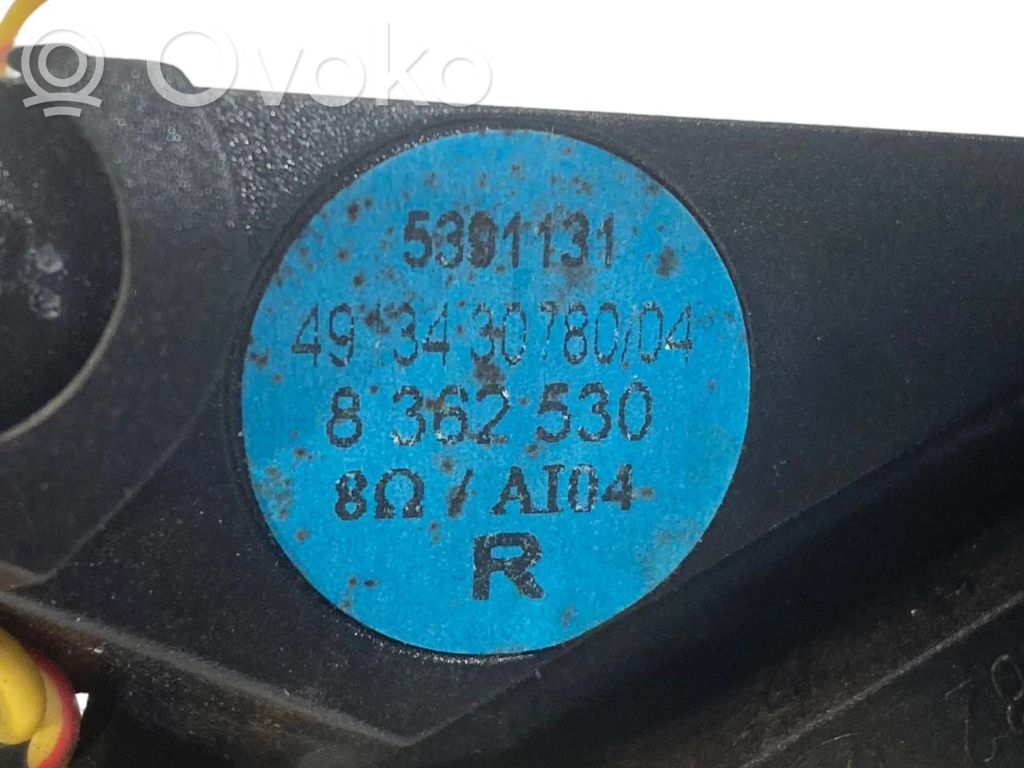 Skaļrunis (-i) priekšējās durvīs