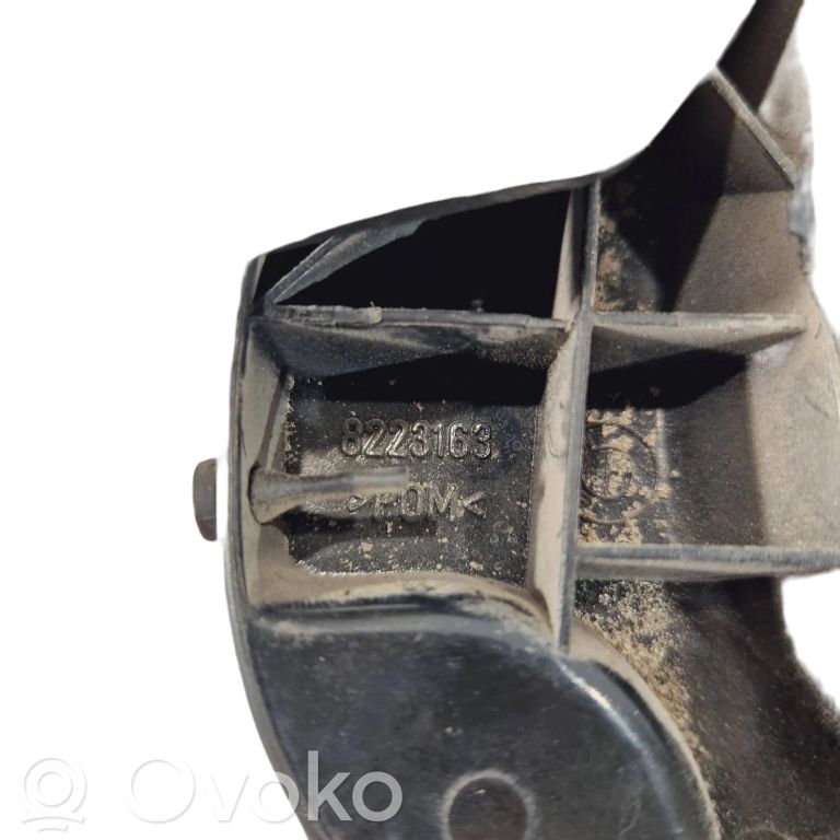 Dzinēja pārsega attaisīšanas rokturītis