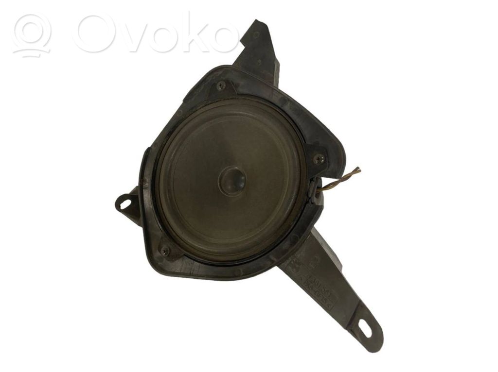 Speaker(s) in front door