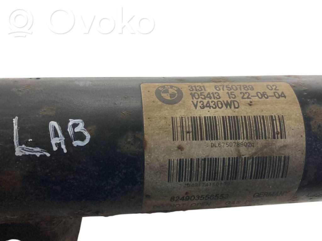 Priekšpusē amortizators ar atsperi