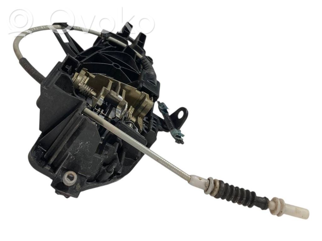 Priekšpusē turētājs / kronšteins ārējam atvēršanas rokturim