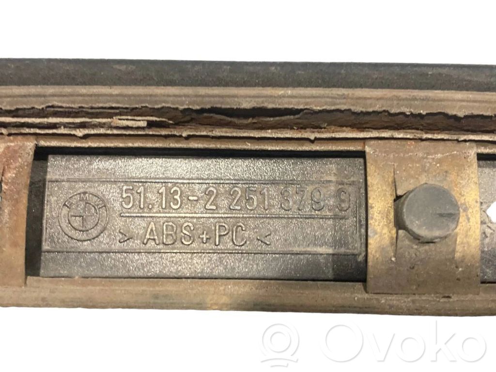 Priekšpusē durvju dekoratīvā apdare (moldings)