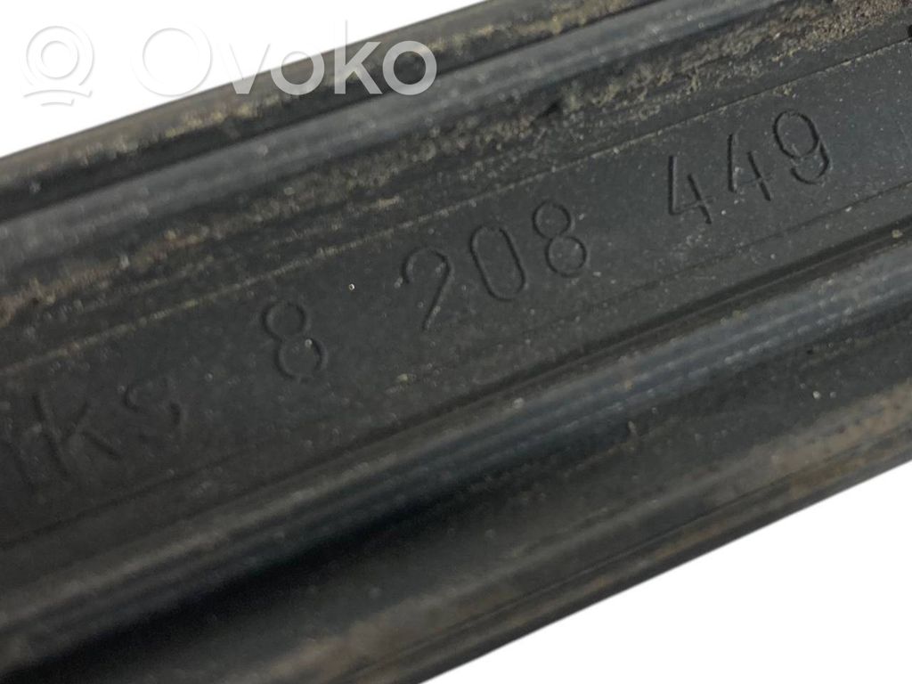 Priekšpusē durvju dekoratīvā apdare (moldings)