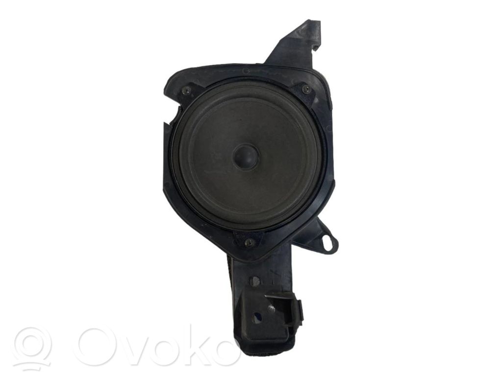 Speaker(s) in the rear window