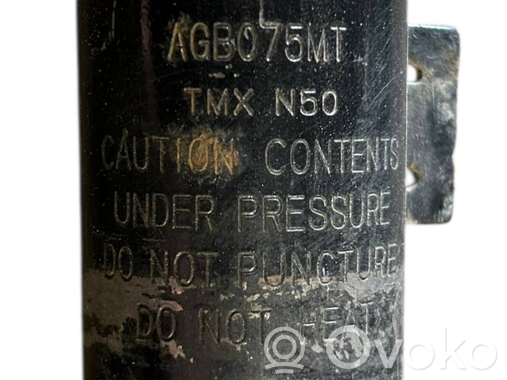 Priekšpusē amortizators ar atsperi