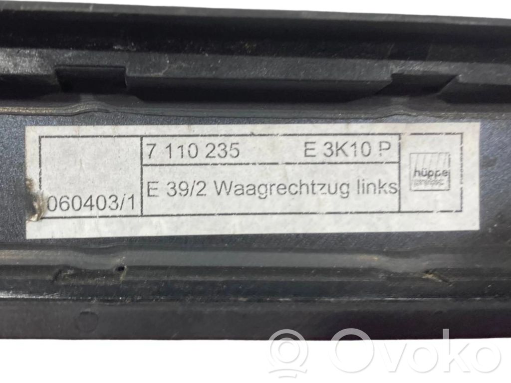 Aizmugurē logu aizkars