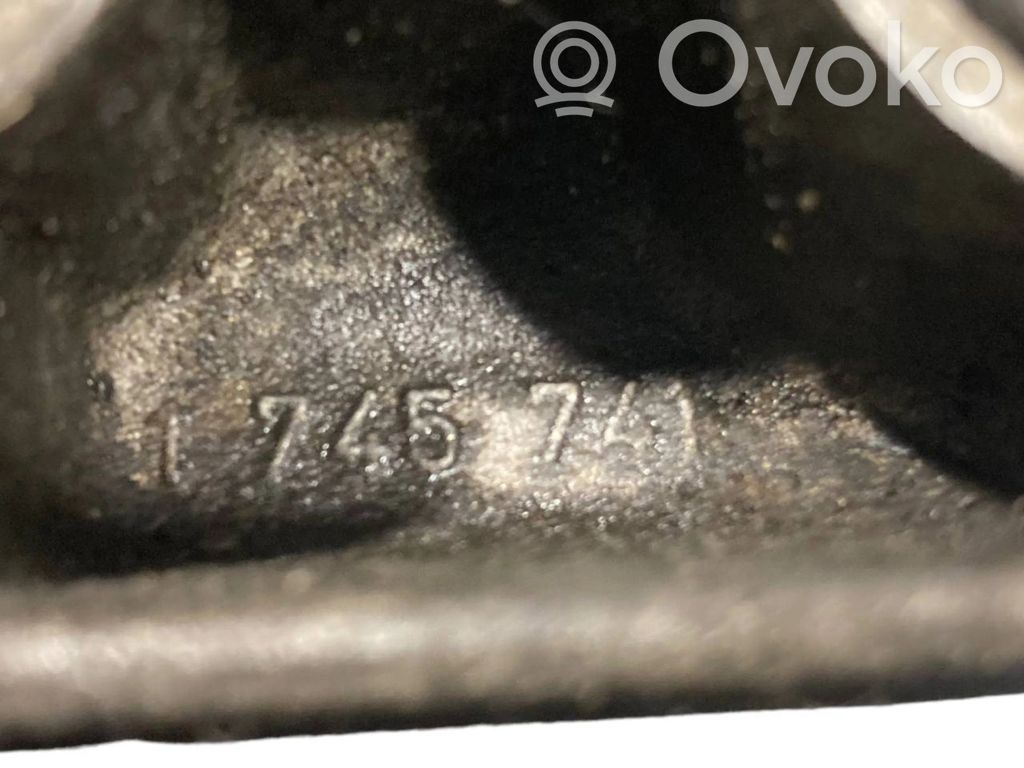 Engine mounting bracket