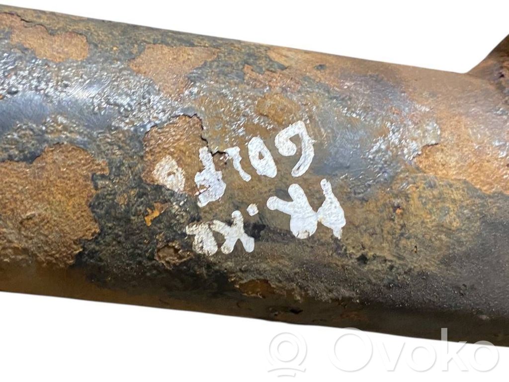 Priekšpusē amortizators ar atsperi