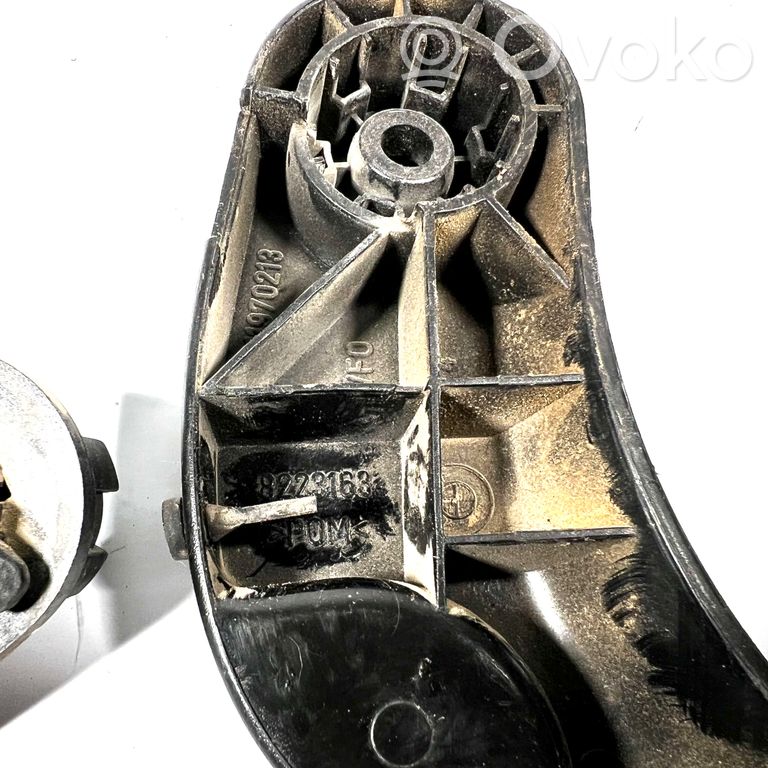 Dzinēja pārsega attaisīšanas rokturītis